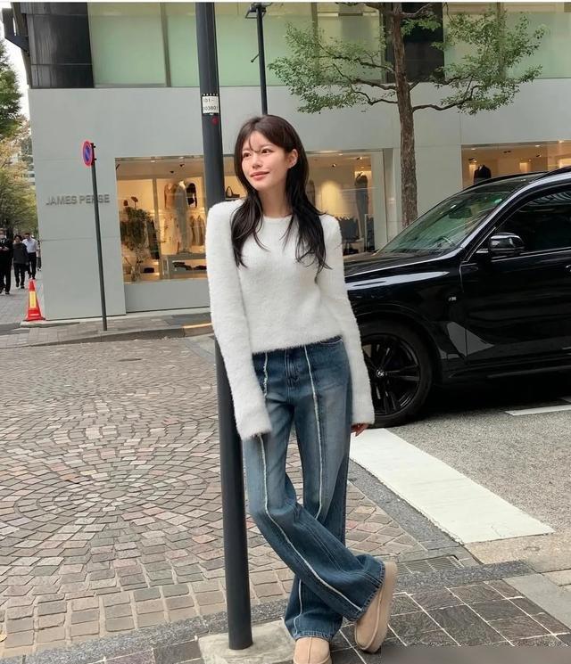 “牛仔裤+雪地靴”今年冬天太火了，谁穿都美