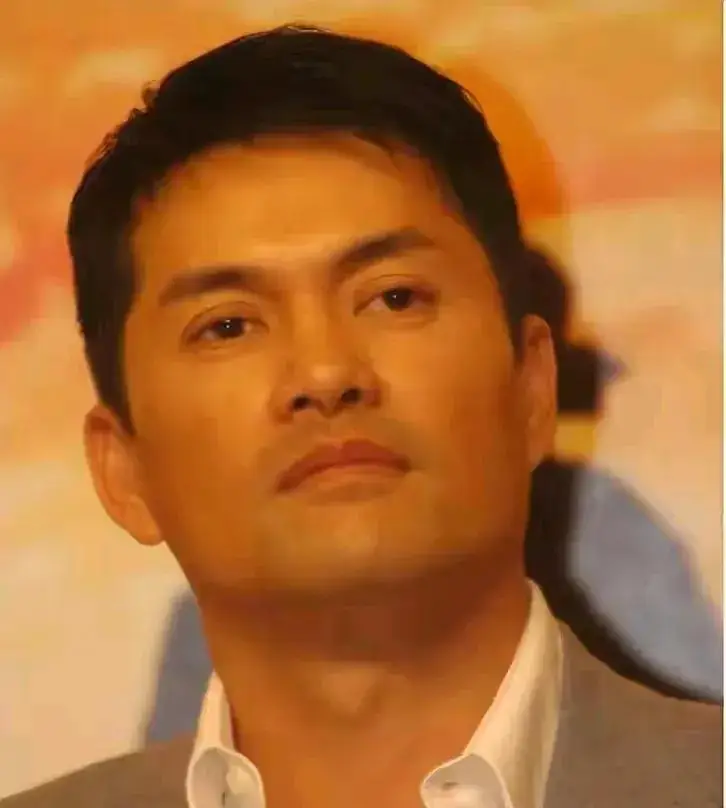 吕良伟：三婚娶小15岁富婆，47岁生一子，现在他还好吗？