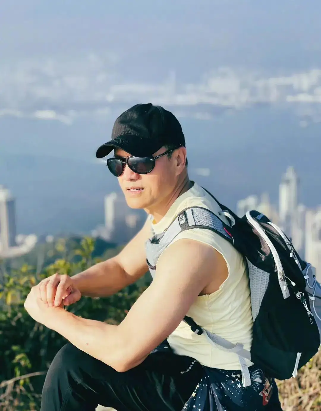 吕良伟：三婚娶小15岁富婆，47岁生一子，现在他还好吗？