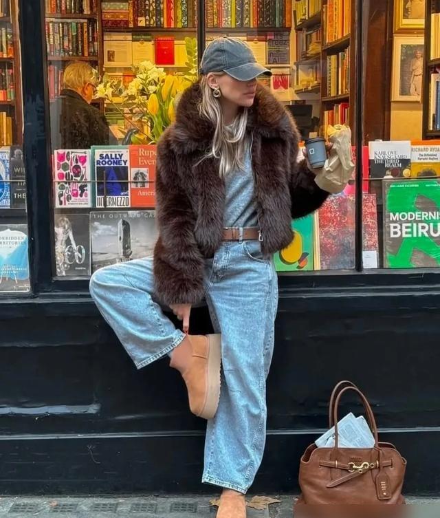 “牛仔裤+雪地靴”今年冬天太火了,谁穿都美