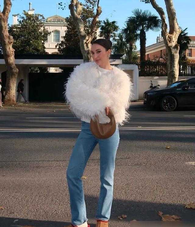 “牛仔裤+雪地靴”今年冬天太火了,谁穿都美