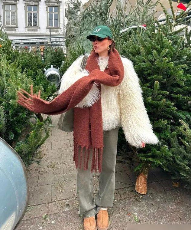 “牛仔裤+雪地靴”今年冬天太火了,谁穿都美