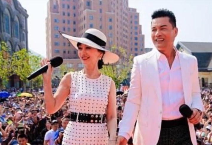 三婚的吕良伟，老婆个个貌美如花，64岁身材健美，私人飞机随便耍