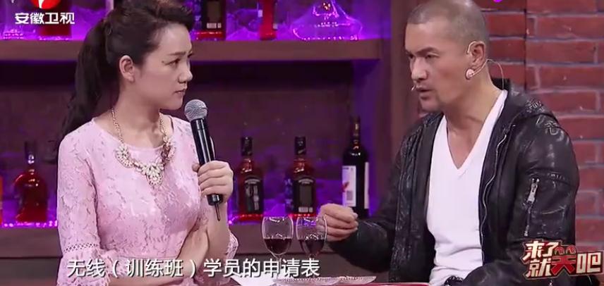 三婚的吕良伟，老婆个个貌美如花，64岁身材健美，私人飞机随便耍