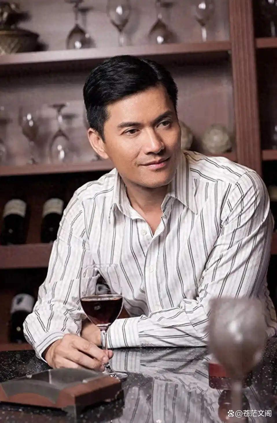 “冻龄男神”吕良伟：一婚周海媚，二婚邝美云，三婚娶贵州富婆