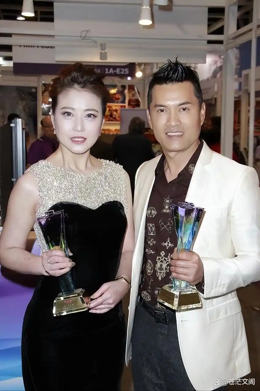 “冻龄男神”吕良伟：一婚周海媚，二婚邝美云，三婚娶贵州富婆