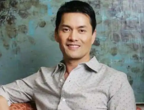 63岁吕良伟，娶3任妻子都是尤物，现身价过亿，只因娶了个好老婆