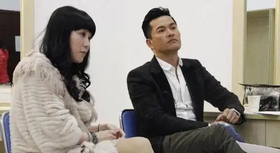 63岁吕良伟，娶3任妻子都是尤物，现身价过亿，只因娶了个好老婆