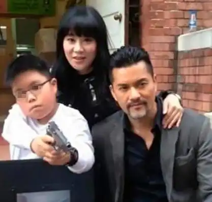 63岁吕良伟，娶3任妻子都是尤物，现身价过亿，只因娶了个好老婆