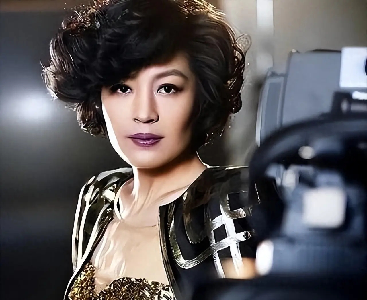 演都不演了：李咏美国下葬7年后，妻子哈文还是走上了姜昆的老路