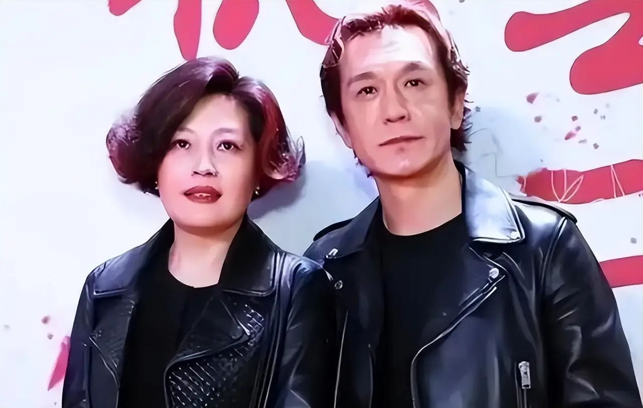 演都不演了：李咏美国下葬7年后，妻子哈文还是走上了姜昆的老路