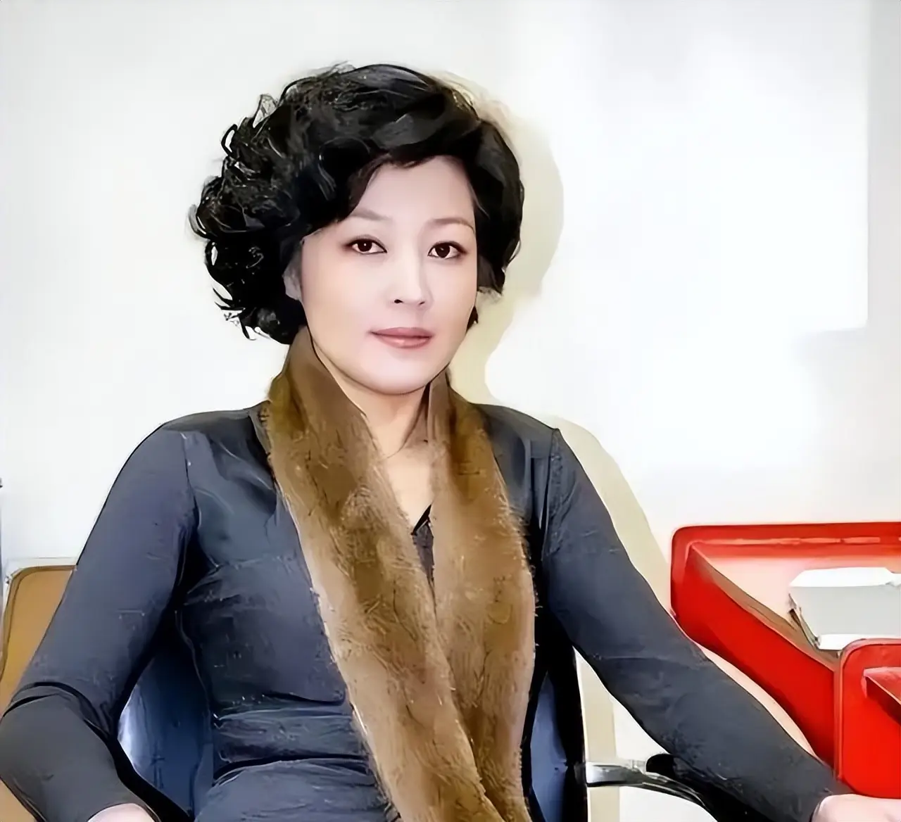 演都不演了：李咏美国下葬7年后，妻子哈文还是走上了姜昆的老路