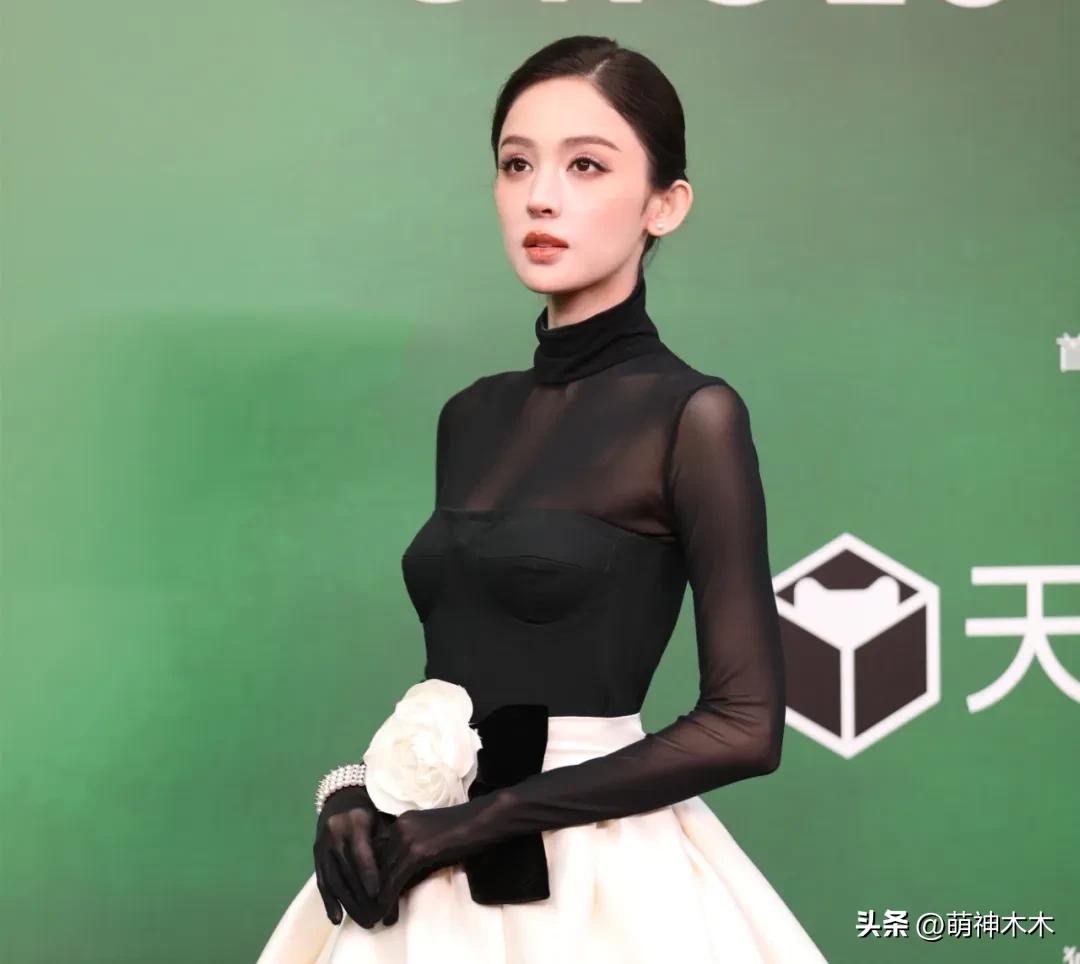 VOGUE红毯生图来了！杨幂妆容显老，周冬雨透视装翻车，金晨脸崩