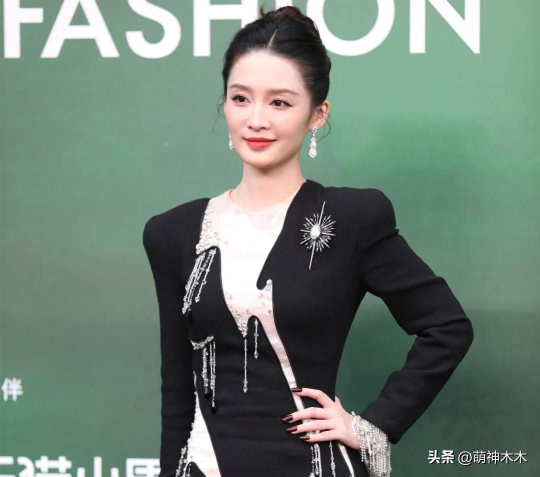 VOGUE红毯生图来了！杨幂妆容显老，周冬雨透视装翻车，金晨脸崩