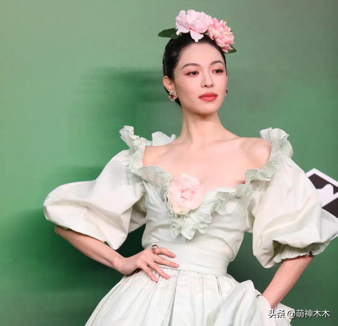 VOGUE红毯生图来了！杨幂妆容显老，周冬雨透视装翻车，金晨脸崩