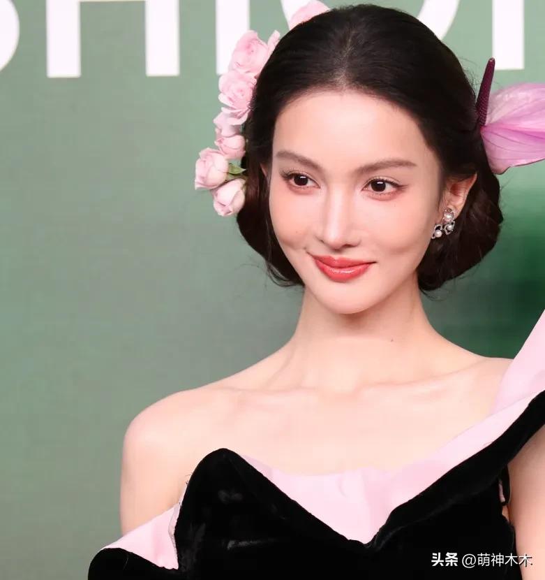 VOGUE红毯生图来了！杨幂妆容显老，周冬雨透视装翻车，金晨脸崩