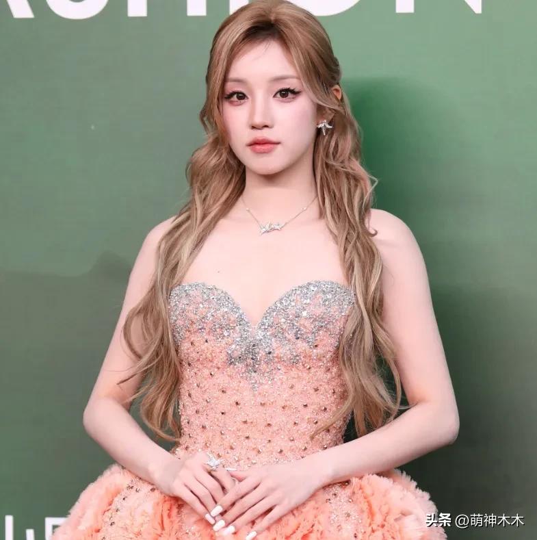 VOGUE红毯生图来了！杨幂妆容显老，周冬雨透视装翻车，金晨脸崩