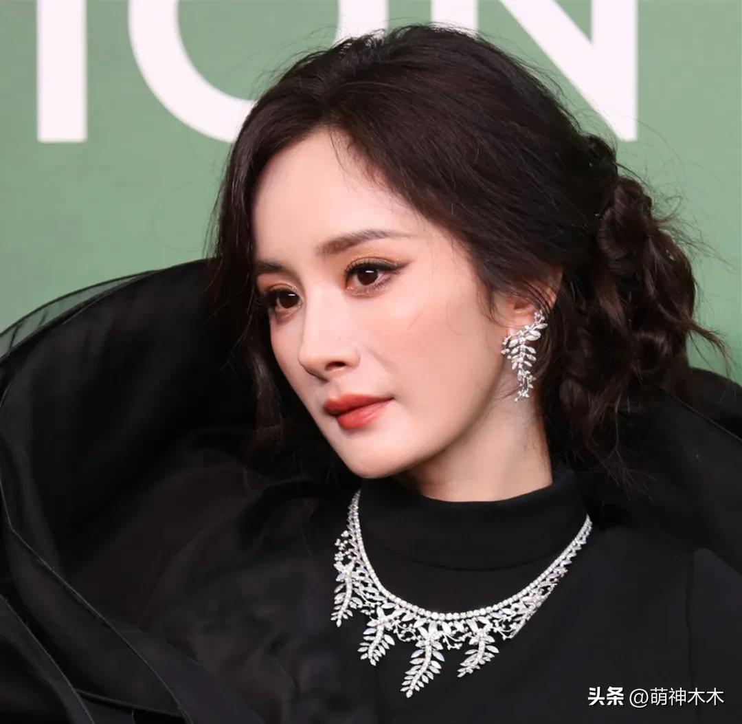 VOGUE红毯生图来了！杨幂妆容显老，周冬雨透视装翻车，金晨脸崩