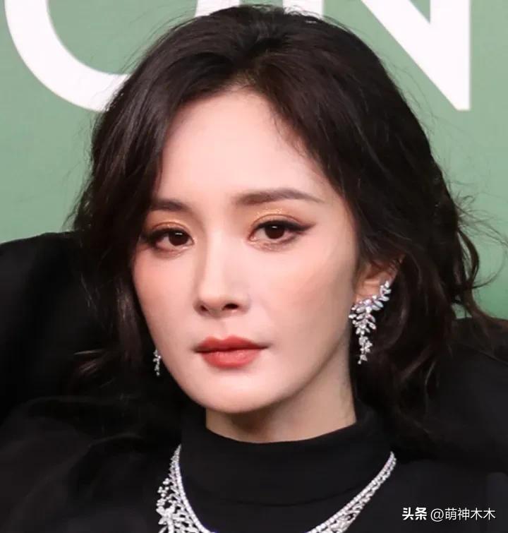 VOGUE红毯生图来了！杨幂妆容显老，周冬雨透视装翻车，金晨脸崩