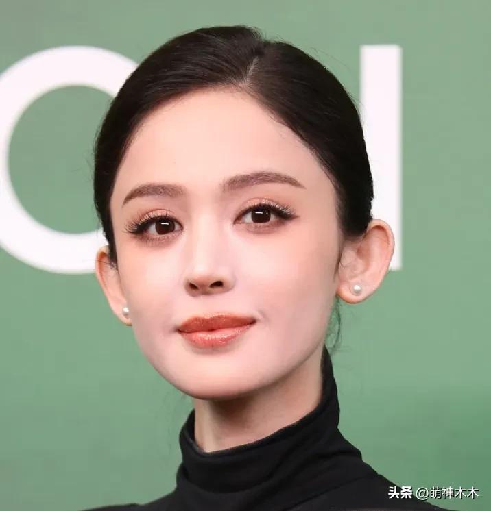 VOGUE红毯生图来了！杨幂妆容显老，周冬雨透视装翻车，金晨脸崩