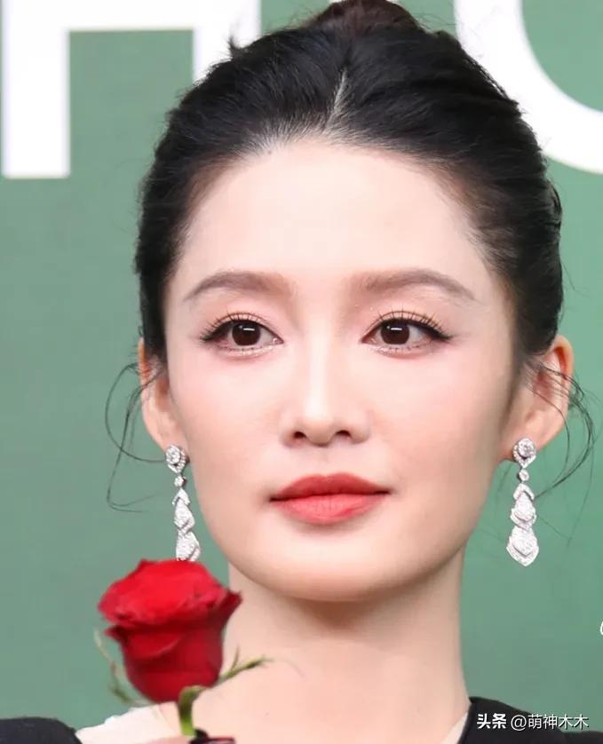 VOGUE红毯生图来了！杨幂妆容显老，周冬雨透视装翻车，金晨脸崩