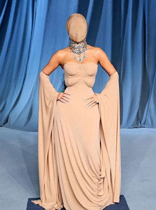 看不懂但大受震撼！15位明星的红毯造型，让网友集体迷惑