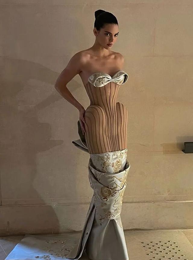 看不懂但大受震撼!15位明星的红毯造型,让网友集体迷惑