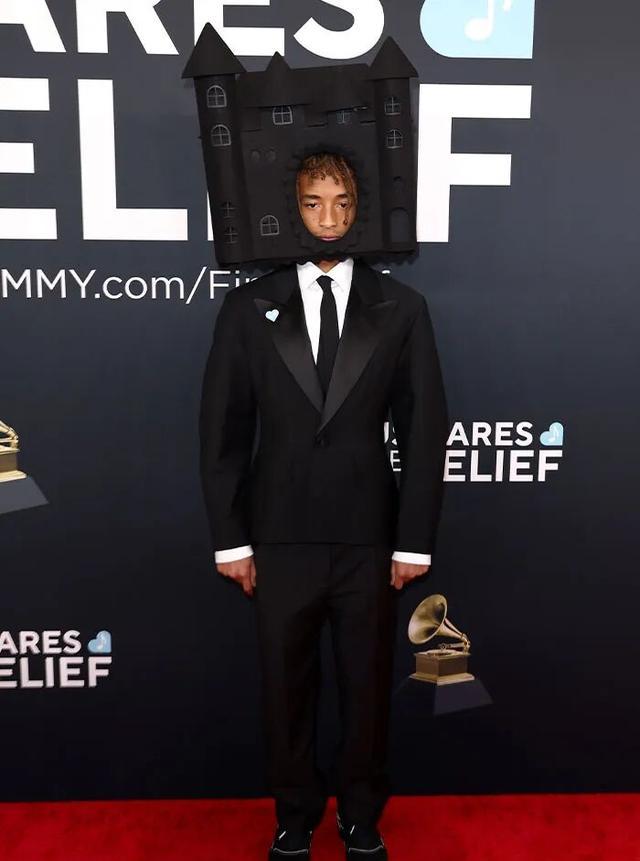 看不懂但大受震撼!15位明星的红毯造型,让网友集体迷惑