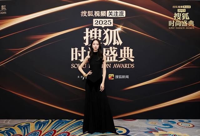 海南红毯太真实，毛晓彤挤出副乳，温峥嵘险走光，陈都灵平胸