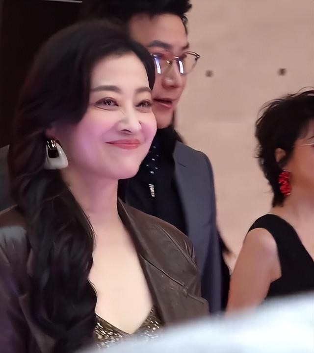 海南红毯太真实，毛晓彤挤出副乳，温峥嵘险走光，陈都灵平胸