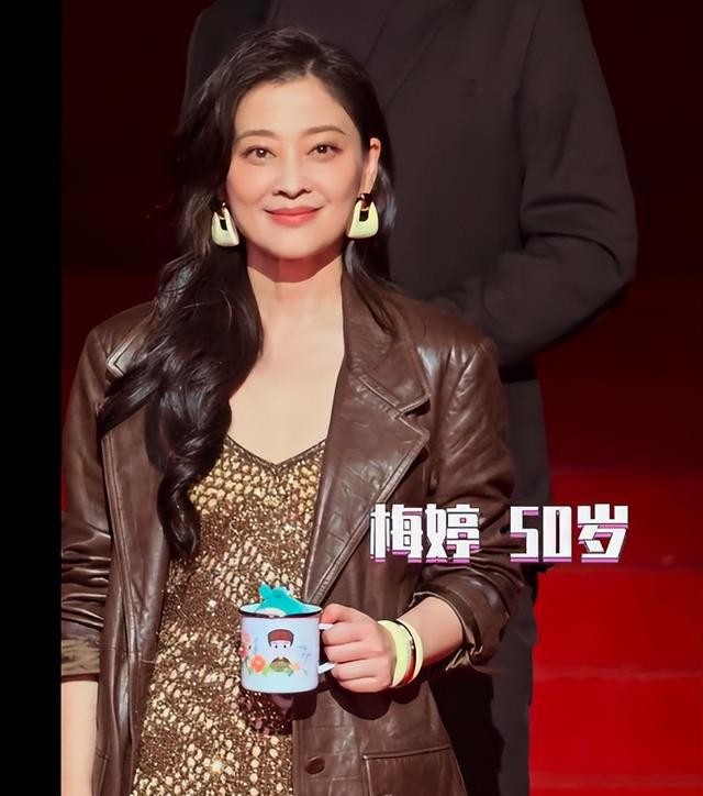 海南红毯太真实，毛晓彤挤出副乳，温峥嵘险走光，陈都灵平胸