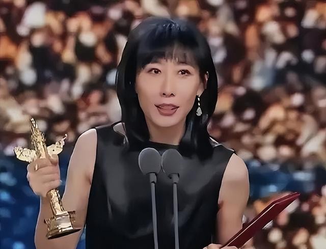 海南红毯太真实，毛晓彤挤出副乳，温峥嵘险走光，陈都灵平胸