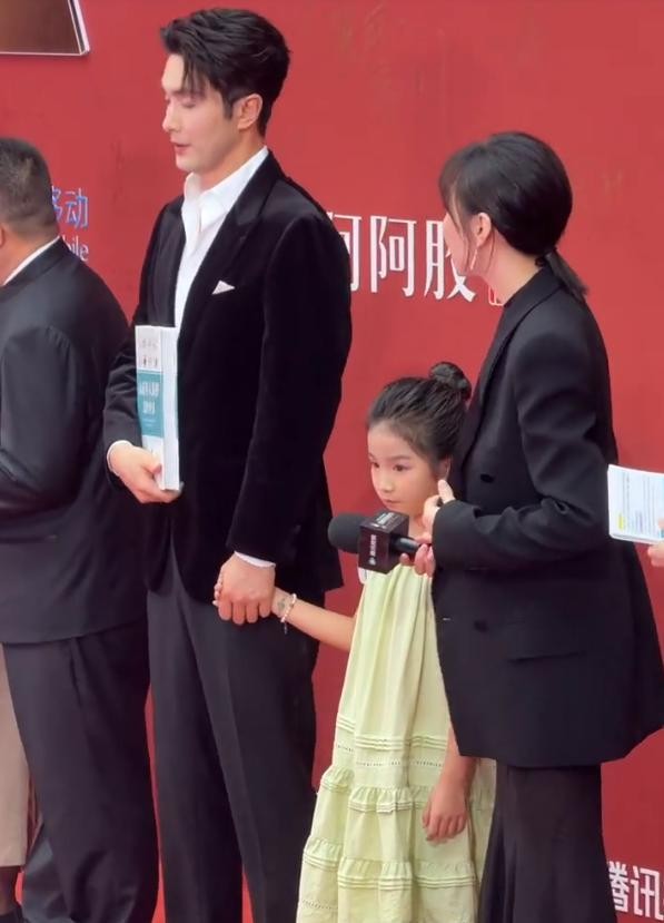 海南红毯太真实，毛晓彤挤出副乳，温峥嵘险走光，陈都灵平胸