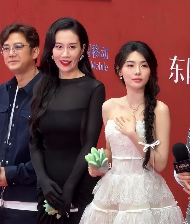 海南红毯太真实，毛晓彤挤出副乳，温峥嵘险走光，陈都灵平胸