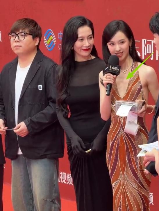 海南红毯太真实，毛晓彤挤出副乳，温峥嵘险走光，陈都灵平胸