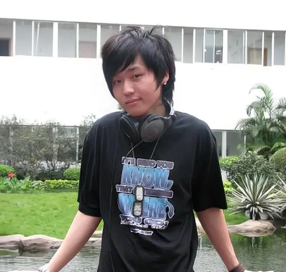 从“快男冠军”到“查无此人”，李炜是如何把一手好牌打烂的？