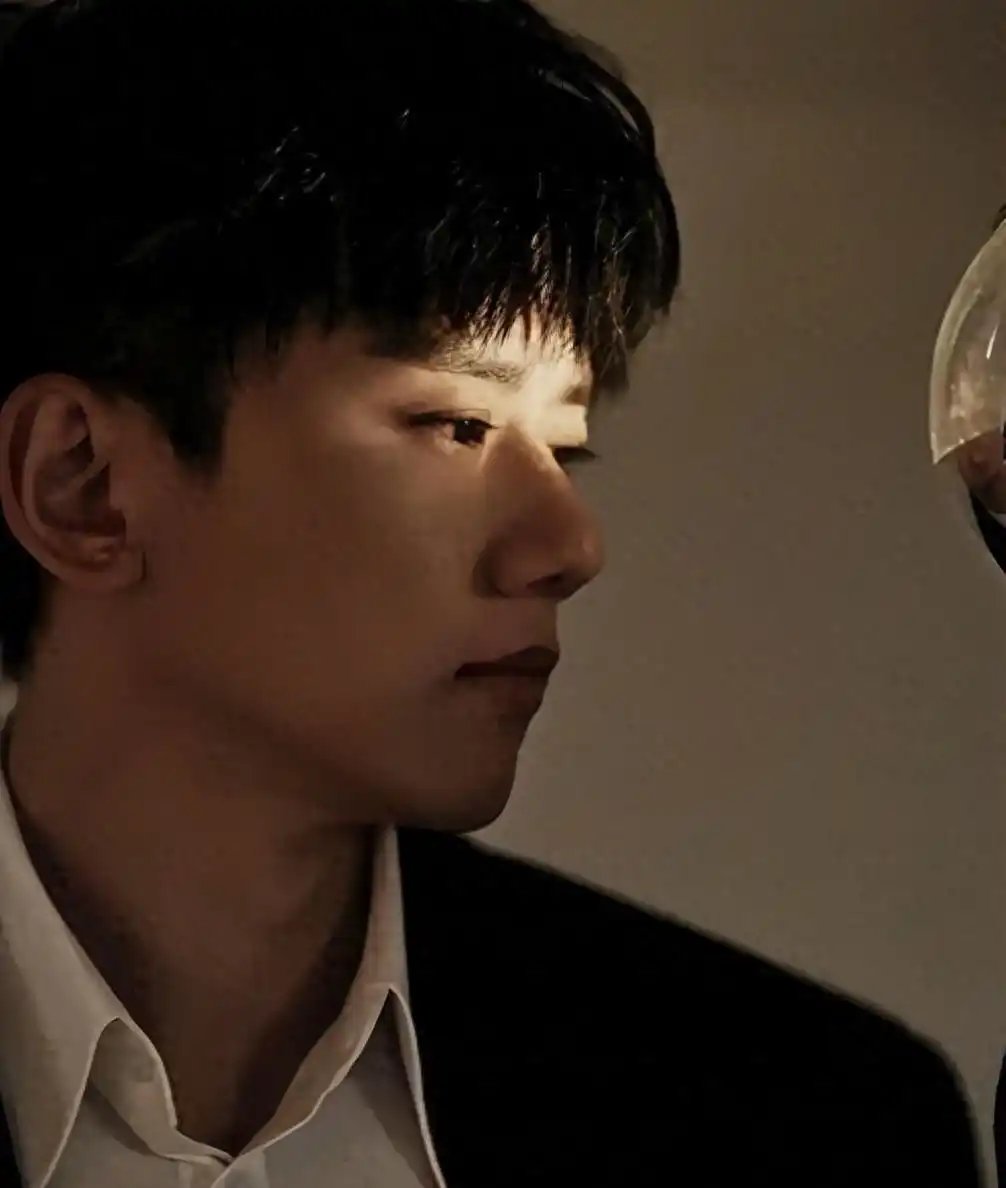 离婚传言未满一年，张杰高调宣布好消息，揭开姐弟恋的“遮羞面”