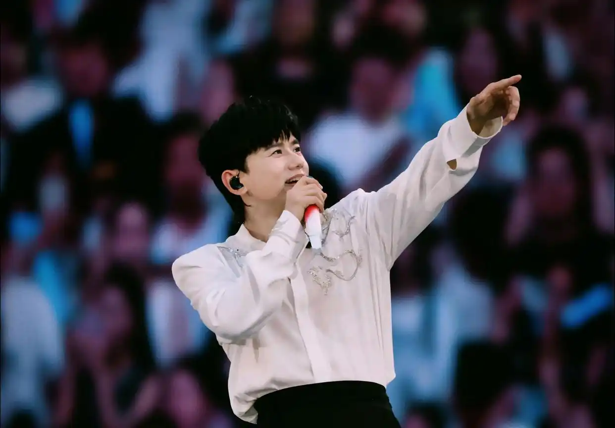 离婚传言未满一年，张杰高调宣布好消息，揭开姐弟恋的“遮羞面”