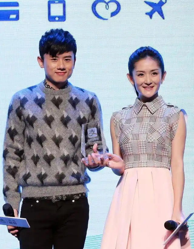 离婚传言未满一年，张杰高调宣布好消息，揭开姐弟恋的“遮羞面”