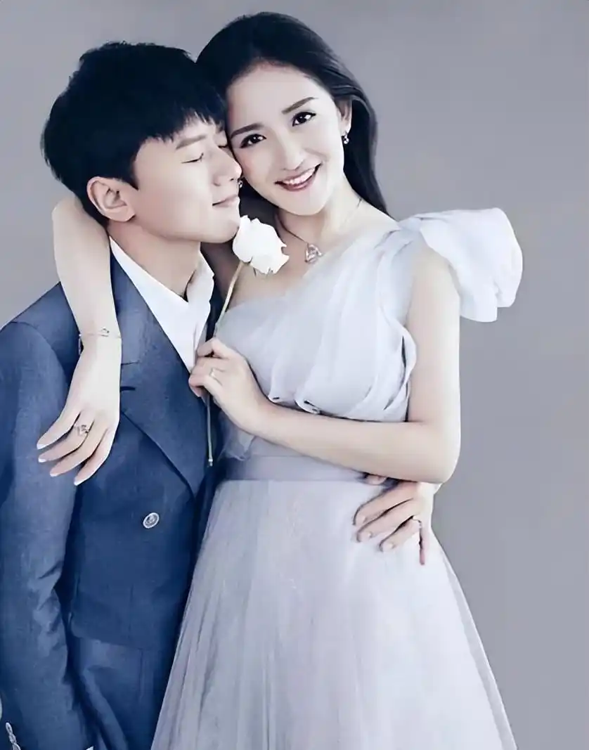 离婚传言未满一年，张杰高调宣布好消息，揭开姐弟恋的“遮羞面”