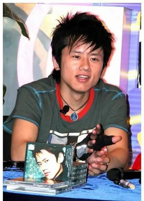 离婚传言未满一年，张杰高调宣布好消息，揭开姐弟恋的“遮羞面”