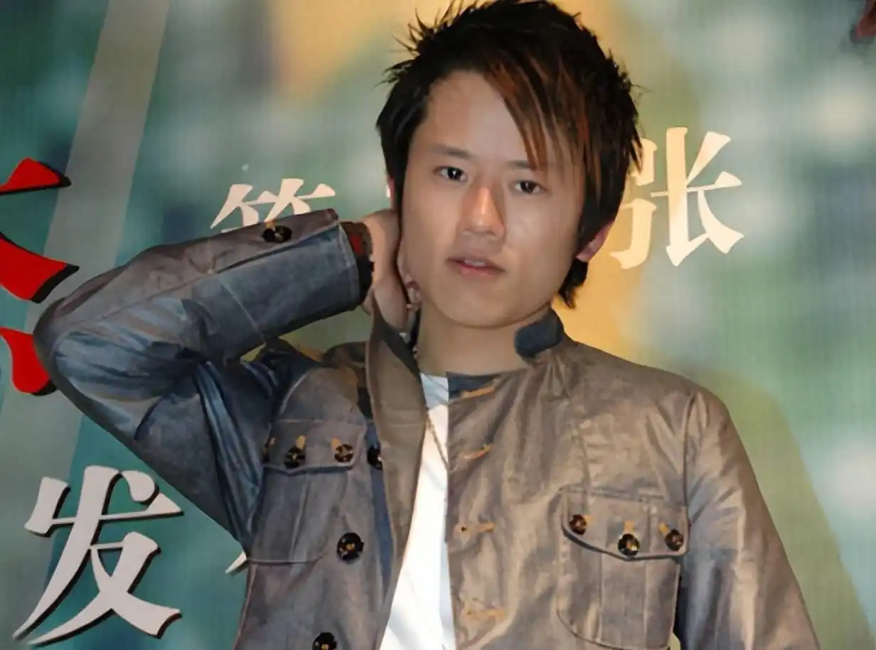 离婚传言未满一年，张杰高调宣布好消息，揭开姐弟恋的“遮羞面”