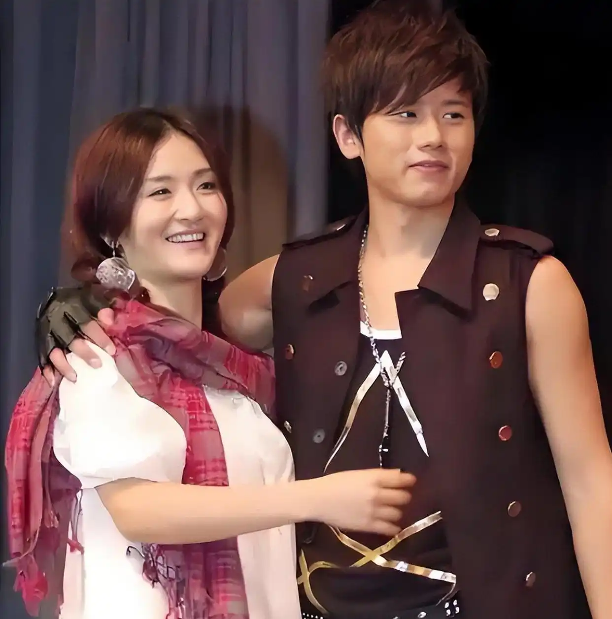 离婚传言未满一年，张杰高调宣布好消息，揭开姐弟恋的“遮羞面”