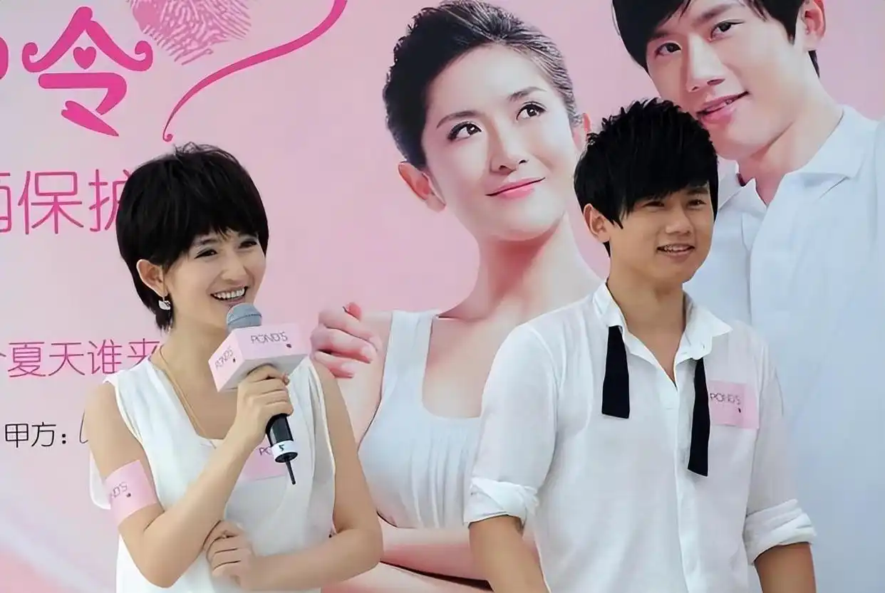 离婚传言未满一年，张杰高调宣布好消息，揭开姐弟恋的“遮羞面”