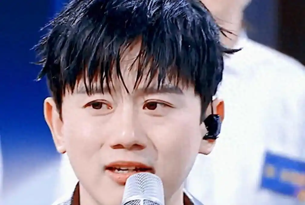 离婚传闻不足一年，张杰盛大宣布喜讯，揭开姐弟恋的“遮羞面纱”