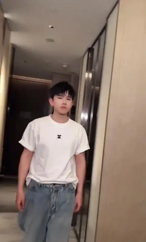 离婚传闻不足一年,张杰盛大宣布喜讯,揭开姐弟恋的“遮羞面纱”