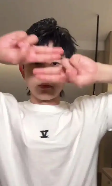 离婚传闻不足一年,张杰盛大宣布喜讯,揭开姐弟恋的“遮羞面纱”