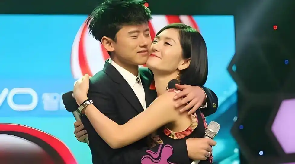 离婚传闻不足一年,张杰盛大宣布喜讯,揭开姐弟恋的“遮羞面纱”