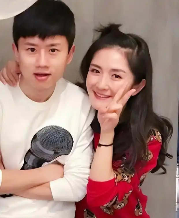 离婚传闻不足一年,张杰盛大宣布喜讯,揭开姐弟恋的“遮羞面纱”