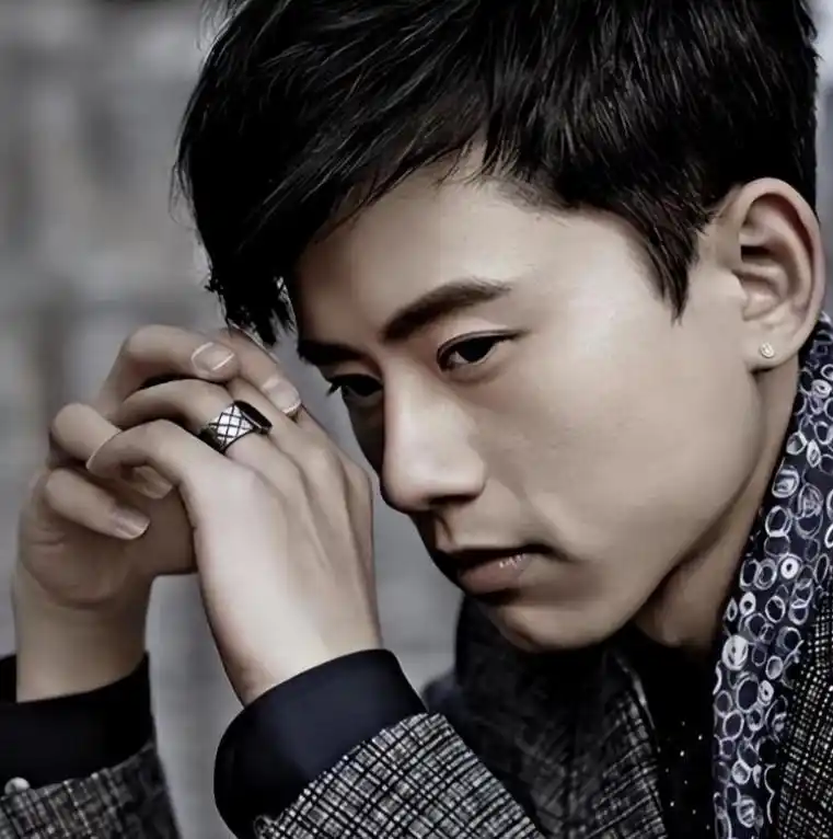 离婚传闻不足一年,张杰盛大宣布喜讯,揭开姐弟恋的“遮羞面纱”